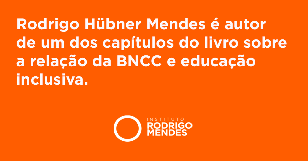 Card laranja com texto em letras brancas: "Rodrigo Hübner Mendes é autor de um dos capítulos do livro sobre a relação da BNCC e educação inclusiva". Logotipo: Instituto Rodrigo Mendes. Fim da descrição.